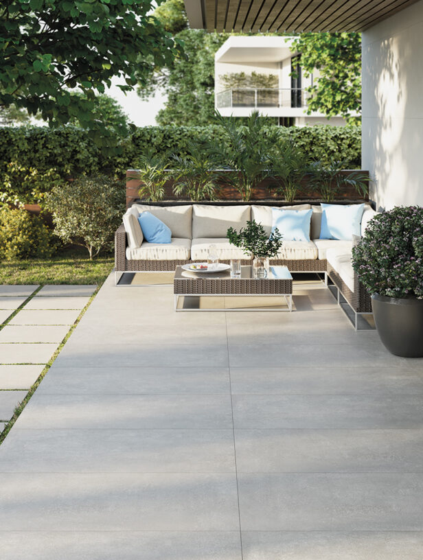 Azulejo efecto cemento 20mm colocado en terraza exterior