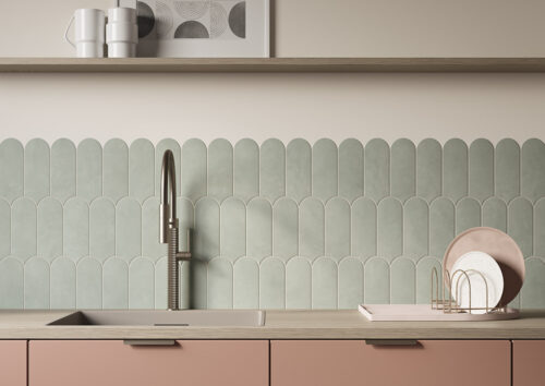 Azulejos verde sage de formas orgánicas como salpicadero de cocina
