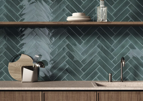 Salpicadero de cocina con azulejos porcelánicos verdes en espiga