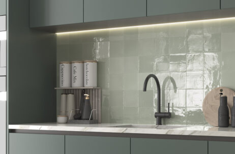 Salpicadero de cocina con azulejos porcelánicos de pequeño formato