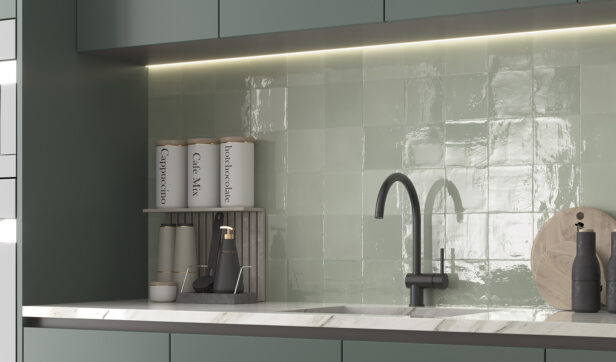 Salpicadero de cocina con azulejos porcelánicos de pequeño formato