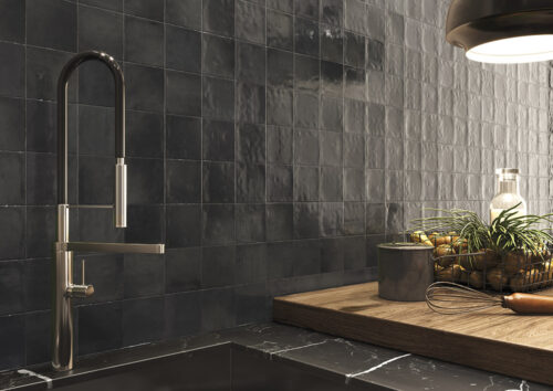 Azulejos estilo Zellige negros en cocina