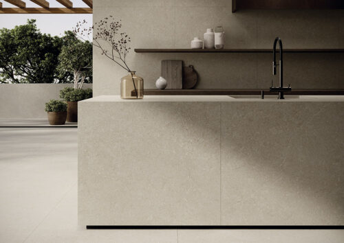 Cocina con revestimiento porcelánico de gran formato imitación piedra