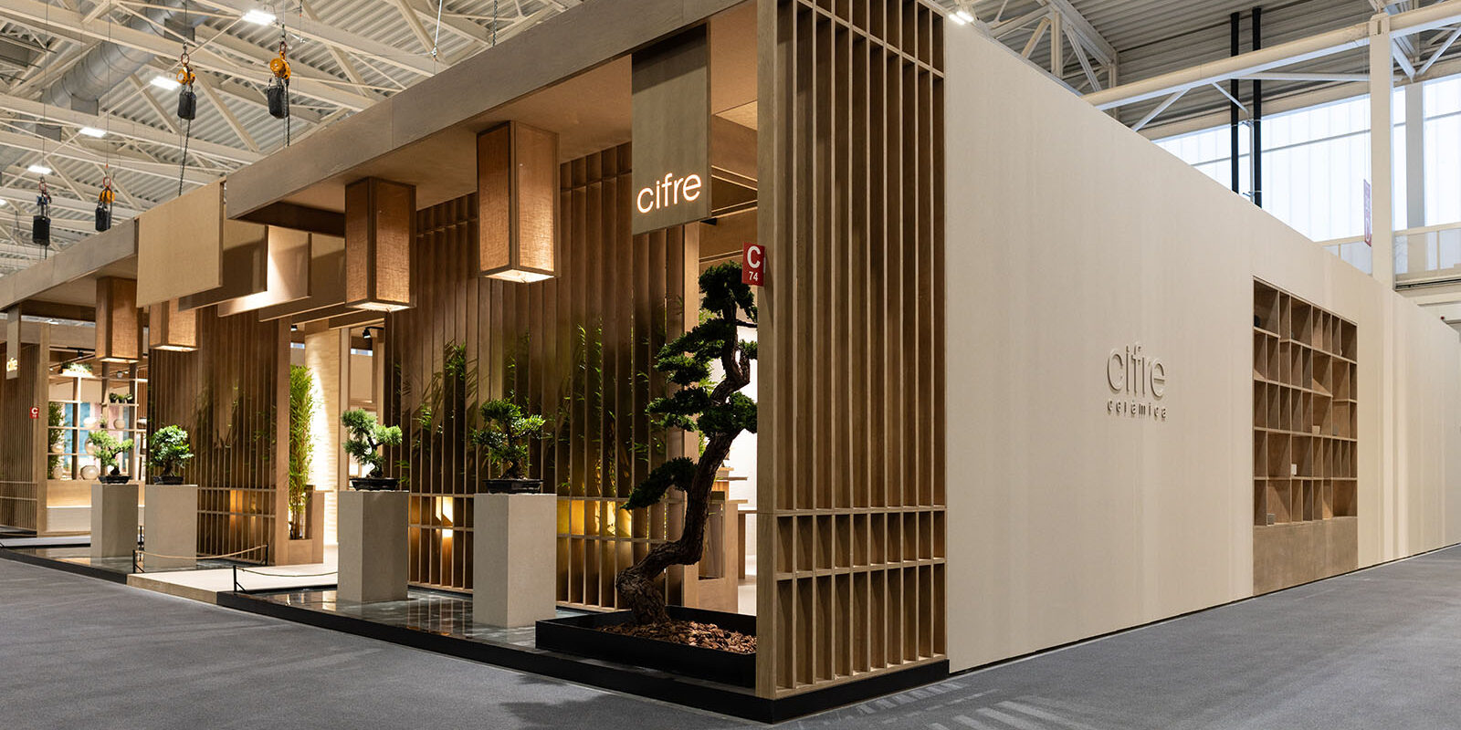 Zona exterior del stand de Ciferámica en la feria Cersaie de Bolonia (2025)