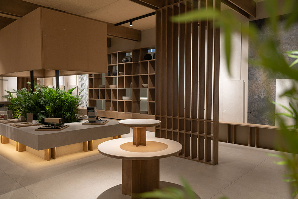 Interior del stand de Cifre Cerámica en Cersaie 2025