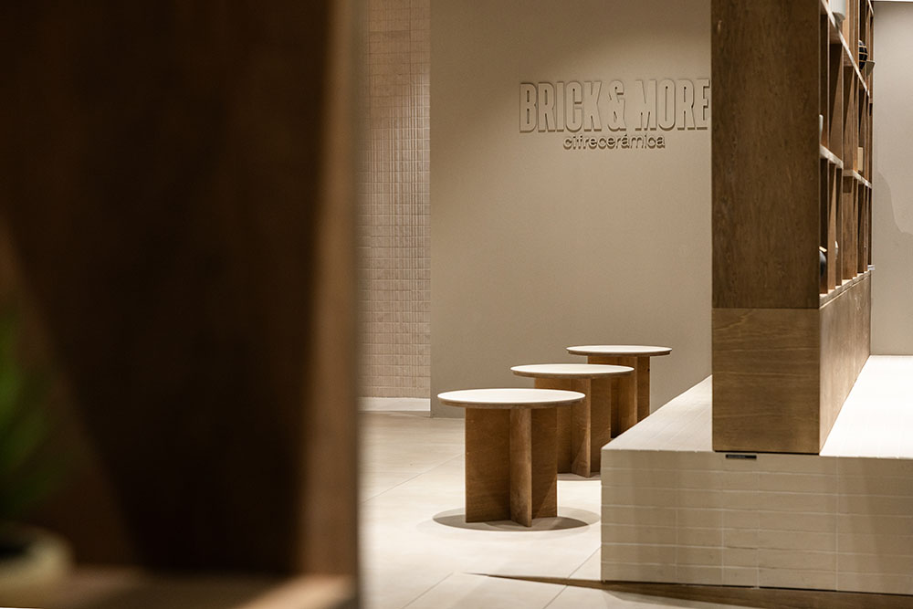 Interior del stand Brick&More en Cersaie 2025